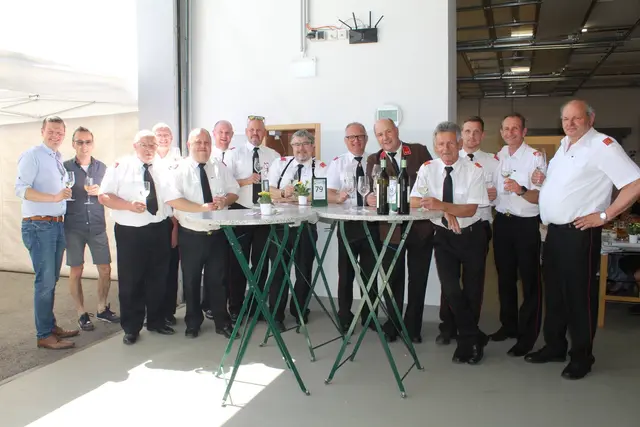 Auch der Hausmannstättner Bürgermeister Patrick Dorner (links im Bild) feierte in Thondorf mit und stieß gemeinsam mit den Feuerwehrkameraden der Region auf das gelungene Florianifest an.