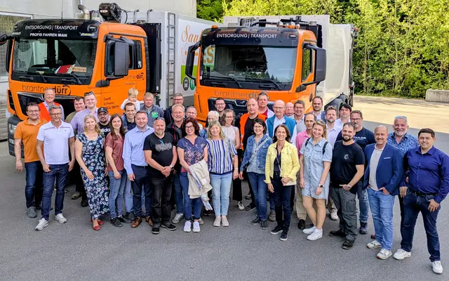 Die Teilnehmerinnen und Teilnehmer der Veranstaltungsreihe „WKO vor Ort“ am Standort Kleinschönau der Firma Brantner-Dürr, wo Einblicke in moderne Abfallwirtschaft und regionale Entsorgungslösungen gegeben wurden. | Foto: Mario Müller-Kaas