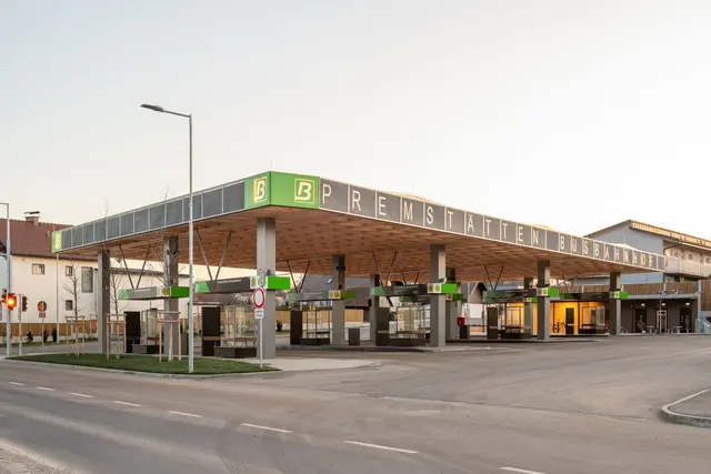 Bei der Wahl zur besten Bushaltestelle Österreichs geht der Sieg an den Busbahnhof Premstätten.  | Foto: Tom Biela