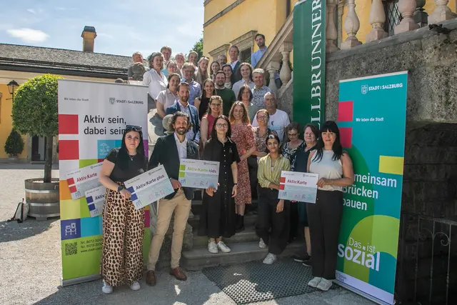 Über 30 Vertreterinnen und Vertreter der Partnerorganisationen der Aktiv:Karte kamen am 5. Mai 2026 zu einem Vernetzungstreffen im Schloss Hellbrunn zusammen.  | Foto: Stadt Salzburg/Anna Pirato