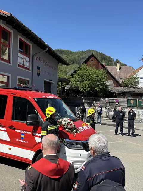 Das neue Fahrzeug wurde von den beiden anwesenden Pfarrern auch gleich gesegnet. | Foto: FF St. Lorenzen im Mürztal