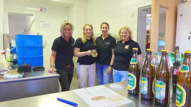 Der Brauchtumsverein Radfeld verwöhnte mit Zillertaler Krapfen | Foto: Gemeinde Radfeld