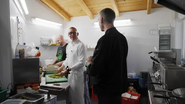 Alain Weissgerber in der Küche in Krottendorf-Gaisfeld | Foto: Puls4