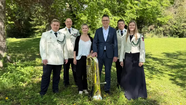 Obfrau Katrin Pürstinger von der Trachtenmusikkapelle Grünburg mit Vorstand der Raiffeisenbank Steinbach-Grünburg Thomas Obernberger und einer Abordnung der Militärmusik OÖ. | Foto: RB Steinbach-Grünburg