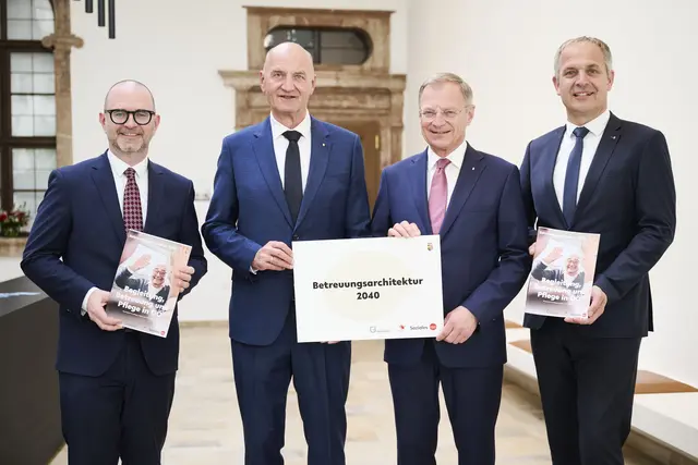 Bürgermeister Dietmar Prammer, Landesrat Christian Dörfel, Landeshauptmann Thomas Stelzer, und Bürgermeister Christian Mader. | Foto: Land OÖ/Mayr