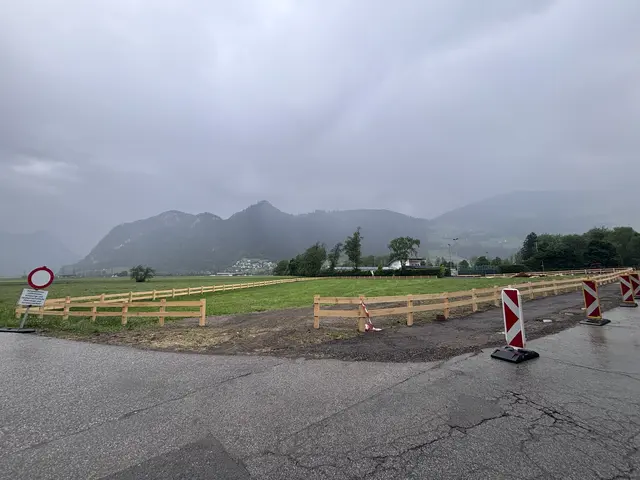 Der Parkplatz auf der Zufahrt zum See ist bereits eingezäunt.  | Foto: Haun