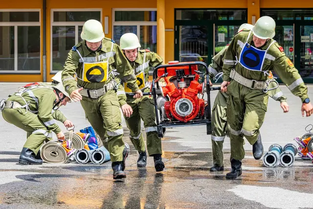 Mit vollem Tempo und in perfekter Teamarbeit wird der Löscheinsatz simuliert. Für Topzeiten muss jeder Handgriff genau sitzen.  | Foto: Andreas Lutche
