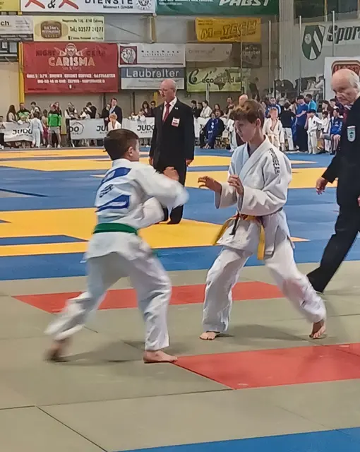 Zwei junge Judoka kämpfen