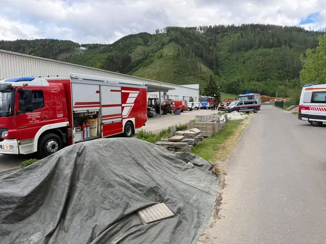 Eine undichte Gasflasche führte Mittwochnachmittag zur Detonation. Zwei Arbeiter schweben weiterhin in Lebensgefahr, die Ermittler gehen von Fahrlässigkeit aus.
