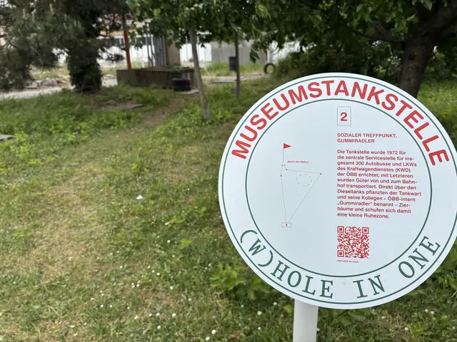 Bei Station Nummer 2 geht es an der alten Tankstelle des Areals vorbei. | Foto: Michael Marbacher/MeinBezirk