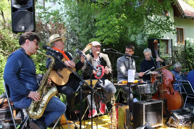 Das Wetter am 1. Mai 26 war herrlich, deshalb spielten Joe Weichinger, Christian Lauder, Robert Niemeczek, Roman Embacher und Kurt Pawlik alias die "MusikKanten" im Gastgarten vom Gasthaus Mayer auf.
