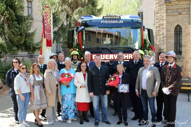 Am 3.5.26 lud die FF Pressbaum zur Florianimesse mit Segnung des neuen HLFA-2 in den Birkenhof des Sacre Coeur in Pressbaum. Am Foto:
Renate Bauer, GR Angela Strombach, StR Klaus Jenschik, StR Sabine Puschnig-Berghofer, Kommandant Michael Uetz, StR Jutta Polzer, Vizebürgermeisterin Ingrid Burtscher, Vizebürgermeister Alfred Gruber, Bürgermeister Josef Rothensteiner, Fahrzeugpatin Dr. Karin Voggeneder, GR Kurt Heuböck, Abschnittskomm. Roman Brunner, GR Clemens Gruber, Abschnittskomm. a.D. Viktor Weinzinger und Komm.StV. Daniel Weß.