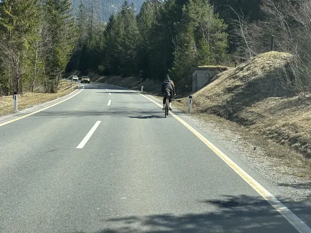 Die stark frequentierte Verbindungsstraße zwischen Gnadenwald und Absam wird ganzjährig intensiv von Radfahrenden genutzt.  | Foto: Symbolbild: Reichel
