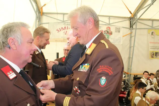 Ehrenzeichen für 50jährige Tätigkeit: BM Heinz Waha | Foto: FF Thondorf