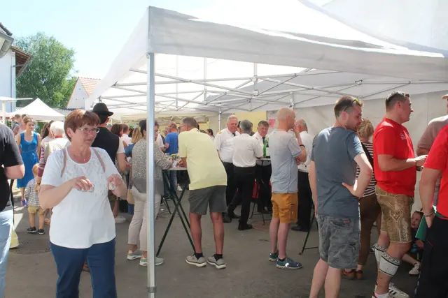 Und überaus beliebt ist auch der Bereich zwischen Festzelt und Weinbar um die Sonnenstrahlen bei einem Glas Wein zu genießen. | Foto: FF Thondorf