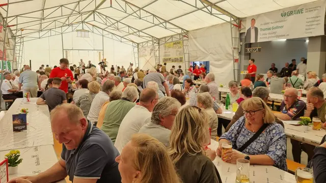Gefeiert wurde im Festzelt | Foto: FF Thondorf
