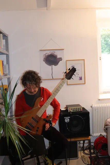 Matthias Tilzer umrahmte die Lesung musikalisch.  | Foto: Elisabeth Zangerl