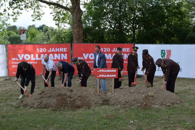 Mit dem Spatenstich beginnt der Bau einer modernen Infrastruktur, die künftig eine zentrale Rolle im Katastrophenschutz der Gemeinde Tillmitsch spielen wird. | Foto: FF Tillmitsch