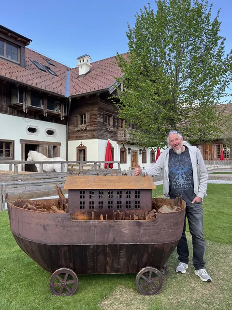 Rostbaron Bernhard Witsch zeigt Skulpturen auf Gut Aiderbichl