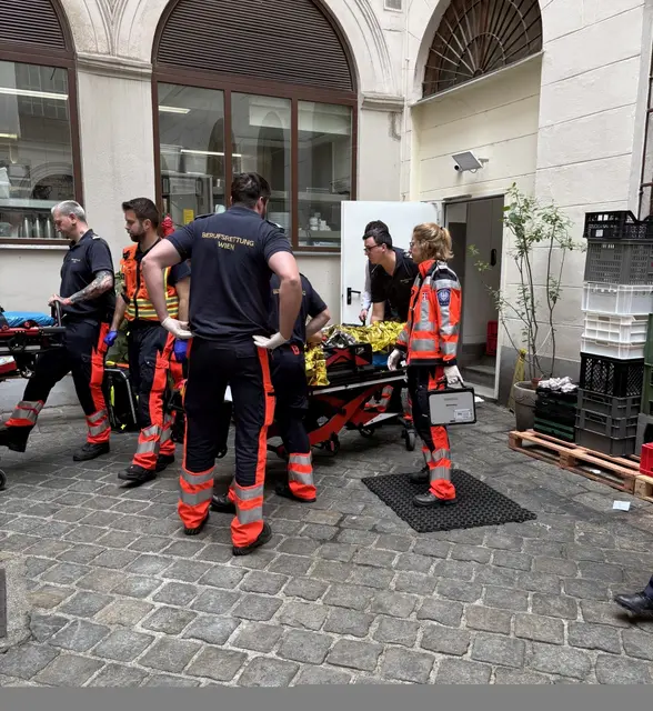 Bei einem Unfall mit heißer Suppe in einem Wiener Lokal wurden drei Köche verletzt.  | Foto: Berufsrettung Wien