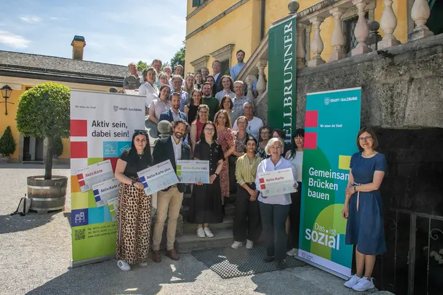 Über 30 Vertreterinnen und Vertreter der Partnerorganisationen der Aktiv:Karte kamen am 5. Mai 2026 zu einem Vernetzungstreffen im Schloss Hellbrunn zusammen.  | Foto: Stadt Salzburg/Anna Pirato