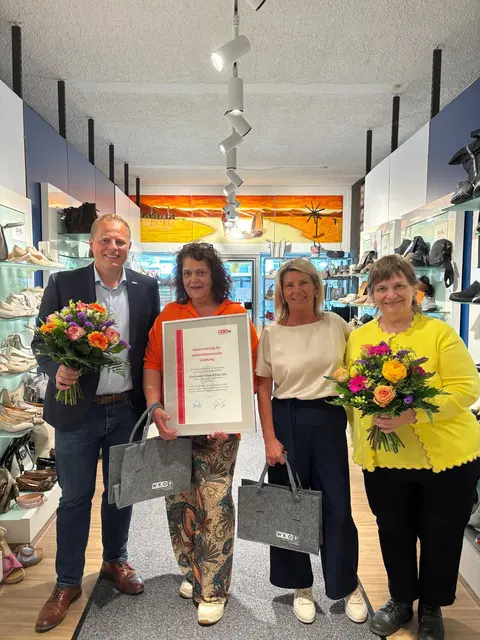 Martin Heidinger und Margit Pratter-Demuth (r.) überbrachten an Dagmar Adam und Petra Pock die besten Glückwünsche. | Foto: WKO