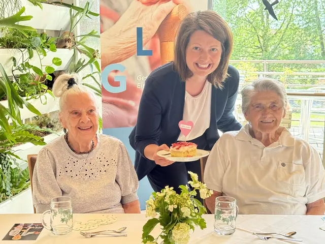 Bei der Muttertagsfeier im PBZ Stockerau war die Stimmung hervorragend und der 
Erdbeerkuchen aus der hauseigenen Patisserie war köstlich – vlnr.: Bewohnerin Erika 
Bankhofer; Kaufmännische Direktorin Katrin Hörth, MA, BSc; Bewohnerin Helmtraute Vana | Foto: PBZ Stockerau