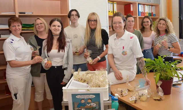 Martha Fronhofer, Andrea Habisohn, Michelle Schleritzko, Jakob Gruber, Michaela Lassnig, Tanja Trefanitz, Sandra Wagner, Melanie Malli und Claudia Scherzer (v.l.) | Foto: LK Waidhofen/Thaya