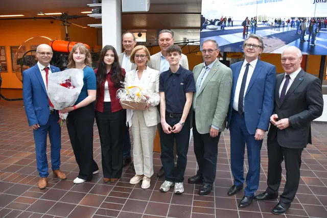Die Schülervertretung der Lebensmittel HTL überreichte Produkte, die in der Schule gefertigt werden an die Landeshauptfrau. | Foto: Alexandra Goll