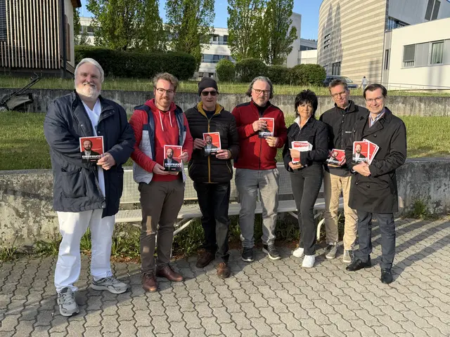 LAbg. Stefan Hofer (rechts) mit seinem SPÖ-Team bei der Frühstücksaktion vor dem LKH in Bruck. | Foto: SOÖ/M. Friesenbichler