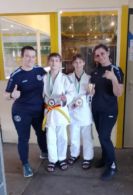 Vier Personen im Judo-Outfit