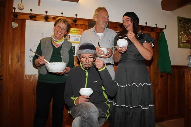 Elke Mörth (li.) liest der Theatertruppe jeden Wunsch von den Lippen ab. Da fühlen sich auch Regisseur Wolfgang Fasching (vorne), Tina Strauß (Agnes) und der Obmann des Vereins Sobothage, Edmund Enzi, der im Stück den Bürgermeister gibt, sehr wohl. | Foto: Josef Fürbass
