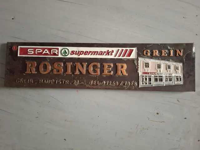 Schilder, die vor Jahren noch aktuell waren, haben bei Experten heute schon Kultstatus. In Grein wurden besondere Exemplare von einem Gemeindemitarbeiter „gerettet“ und jetzt in einem Depot entdeckt.  | Foto: Robert Zinterhof