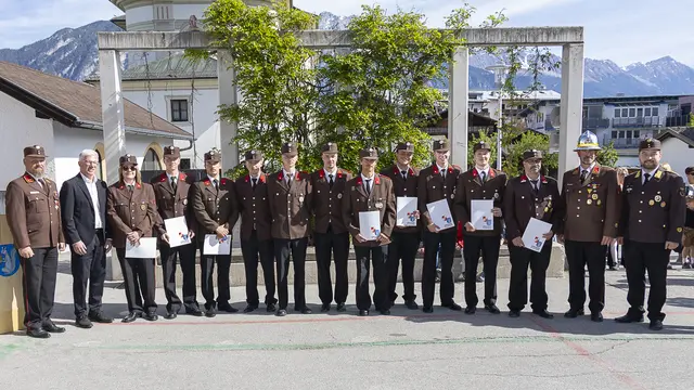 v. l.: Kommandantstellvertreter Josef Wimmer, Bürgermeister Josef Singer, die Beförderten Viktoria Hofer, Florian Wimmer, Fabian Lhota, Denis Softic, Philip Wimmer, Nico Lafer (Oberfeuerwehrfrau / -mann), Philip Vodopiutz, Fabian Saurwein, Manuel Mayr (Hauptfeuerwehrmann), Eric Mutard (Löschmeister) und Michael Weiler (Oberlöschmeister) mit Kommandant Matthias Saurwein und Bezirksschriftführer Thomas Tanzer
 | Foto: Herbert Rainer/Bruno Rainer