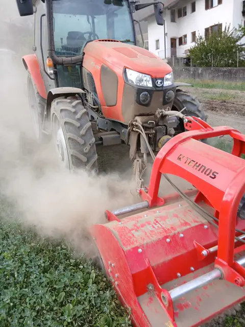 Beim Einarbeiten der Kulturen wirbelt auf den Feldern derzeit viel Staub auf, da die oberen Bodenschichten kaum noch Feuchtigkeit enthalten. | Foto: Deiser