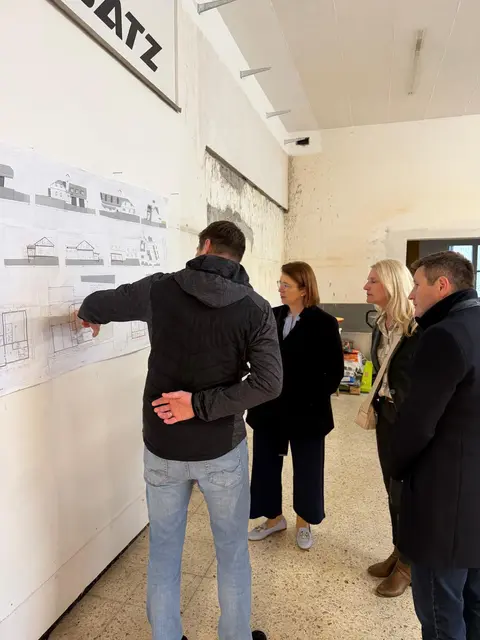 Kürzlich wurde die FF Untermühl und die FF Plöcking fusioniert. Vor Ort sprach Feuerwehr-Landesrätin Langer-Weninger über die positiven Auswirkungen und Herausforderungen bei einer Fusion. | Foto: OÖVP/Gierlinger