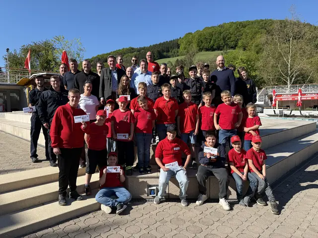 Als Dankeschön gab es für die Kinder und Jugendlichen der Feuerwehren Parkbad-Saisonkarten. | Foto: Stadt Waidhofen