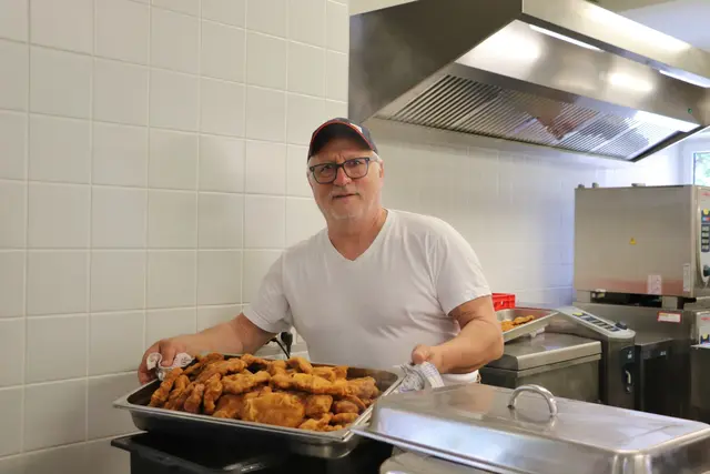 EINFACH KÖSTLICH
Kirchenwirt Ewald Lampl tischte Wienerschnitzel mit Pommes und Salat auf. | Foto: Edith Ertl