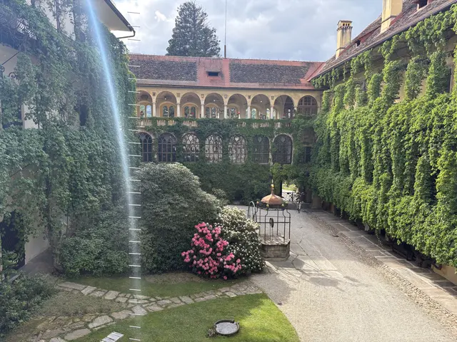 "Um etwas" haben Luise Lutz und Michael Strümpf dieses Objekt benannt, eine Leiter aus Aluminiumrohren, die im Hof von Schloss Hollenegg zu schweben scheint. Übrigens: Der Lichtstrahl ist natürlich und keinesfalls KI-generiert. | Foto: MeinBezirk/Susanne Veronik