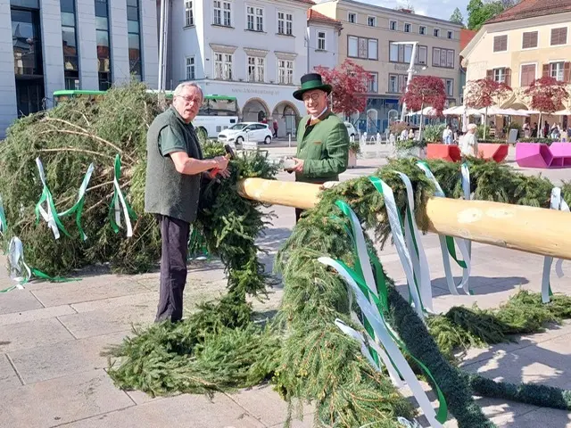 Gemeinsam mit dem Trachtenverein Rossecker wurde am Brucker Hauptplatz ein Maibaum geschmückt und aufgestellt. | Foto: Heimatverein Maderecker