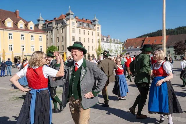 Gemeinsam mit dem Trachtenverein Rossecker veranstalteten die Maderecker ein Fest am Brucker Hauptplatz. | Foto: Heimatverein Maderecker