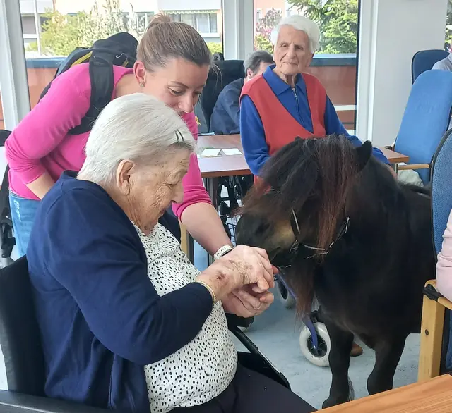 Herr Müller mit den Bewohnerinnen und Bewohnern des Wohnhauses. | Foto: St. Martin/Santner