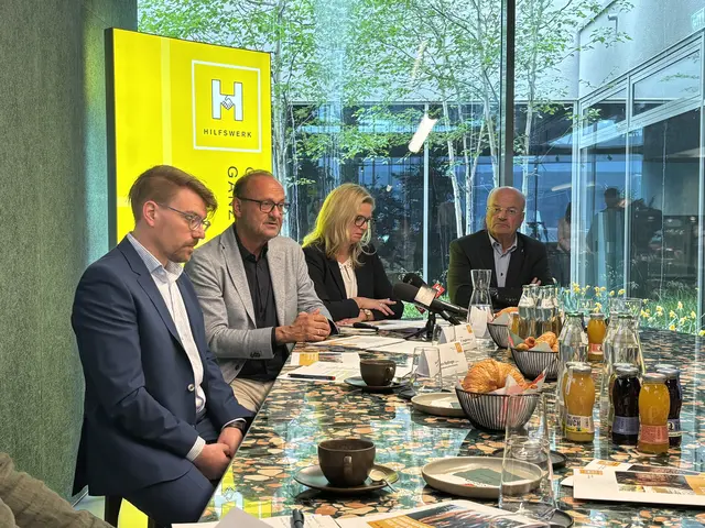 Im Bild: Geschäftsleitungsmitglied Simon Radlinger (Ernährung und Bistro „das Urstein“), Geschäftsleiter Hermann Hagleitner (Pflege und Betreuung), Geschäftsleiterin Elke Schmiderer (Kinderbetreuung und Pädagogik) sowie Hilfswerk-Präsident Christian Struber. | Foto: Theresa Vogl