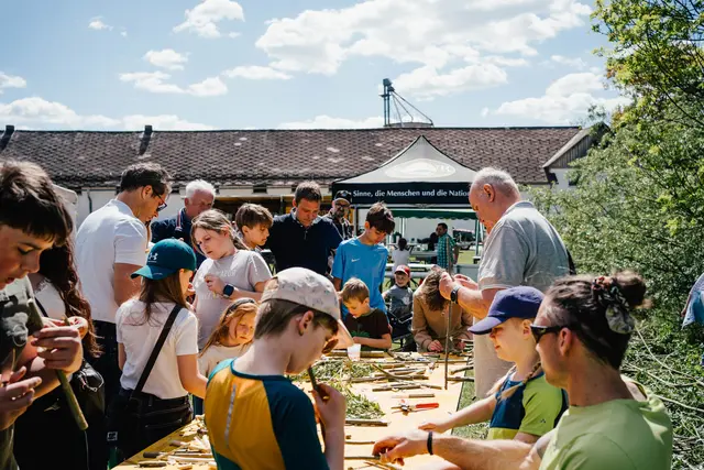 Groß und Klein begeisterten sich gleichermaßen für das Maipfeiferl Schnitzen. | Foto: Julia Kerschbaumer