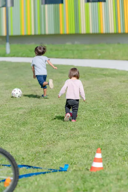 2026 finden von Mai bis Mitte Juli in sechs Wohnsiedlungen wöchentliche „Heimspiele“ statt. Auch dieses Jahr kommt das Heimspiel-Team wieder in Siedlungen in Maxglan, Lehen, Aigen, in der Goethestraße und in Liefering.  | Foto: SOS Kinderdorf