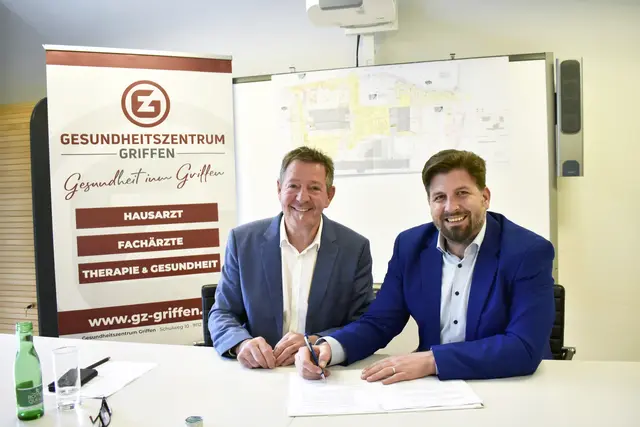 Offizielle Vertragsunterzeichnung im Gemeindeamt Griffen: Bürgermeister Josef Müller (li.) und Mediziner Hannes Topar freuen sich über die gute und professionelle Zusammenarbeit. | Foto: MeinBezirk.at/Petra Lammer