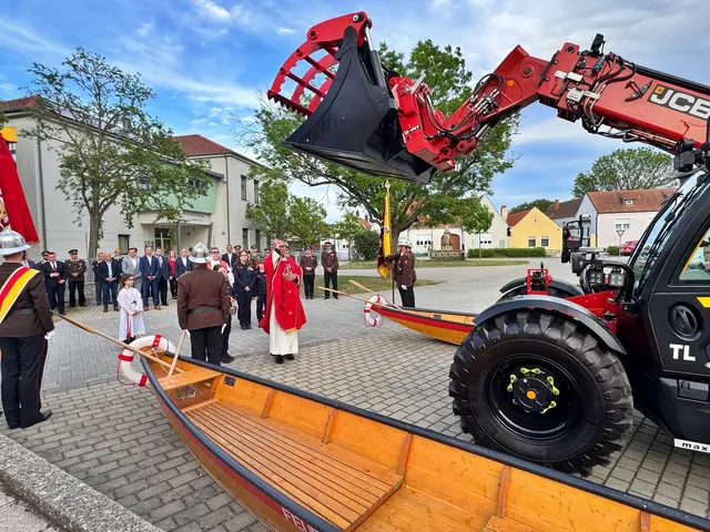 Die Segnung der neuen Einsatzgeräte des Burgenländischen Landesfeuerwehrverbandes wurde durch Pfarrer Željko Odobašić vorgenommen. | Foto: Burgenländischer Landesfeuerwehrverband