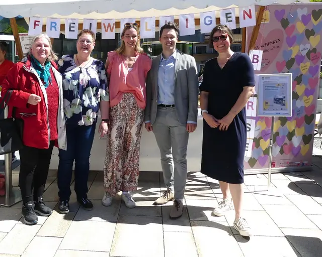 Mag. Michaela Kasper-Furtner (Mitte) vom Freiwilligenzentrum Kitzbüheler Alpen besuchte den Stand der Freiwilligenbörse Radfeld. | Foto: Gemeinde Radfeld