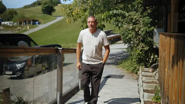 Auf dem Hügeln von Krottendorf-Gaisfeld trifft Alain Weissgerber beim "Wiednermichl" ein. | Foto: Puls4