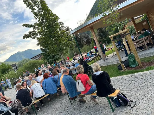 Ab Anfang Juli verwandelt sich das Trüföbankerl wieder jeden Freitag in eine Bühne für die regionale Musikszene. | Foto: Gde. Ebensee